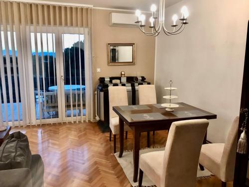 - une salle à manger avec une table et des chaises dans l'établissement House Marante Rijeka Krk Crikvenica, à Hreljin
