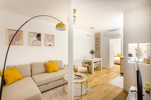 un salon avec un canapé et une table dans l'établissement 1 BDR Bourse -Opera with AC, à Paris
