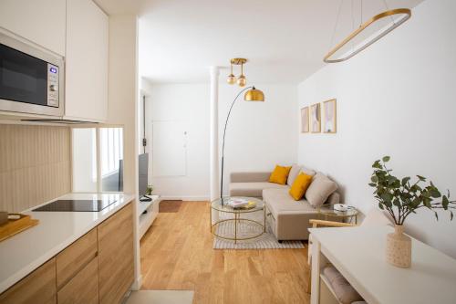 un salon avec un canapé et une table dans l'établissement 1 BDR Bourse -Opera with AC, à Paris