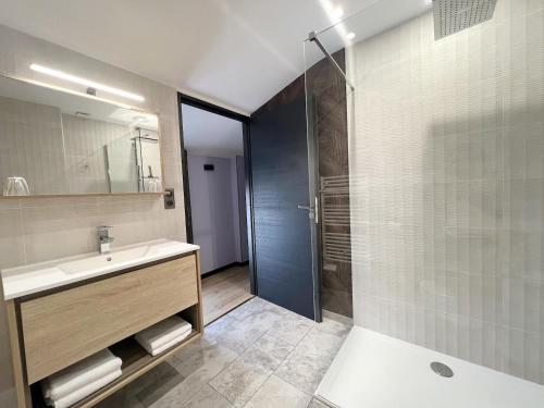 uma casa de banho com um lavatório e um chuveiro em Le240b #4 em Saint-Mard