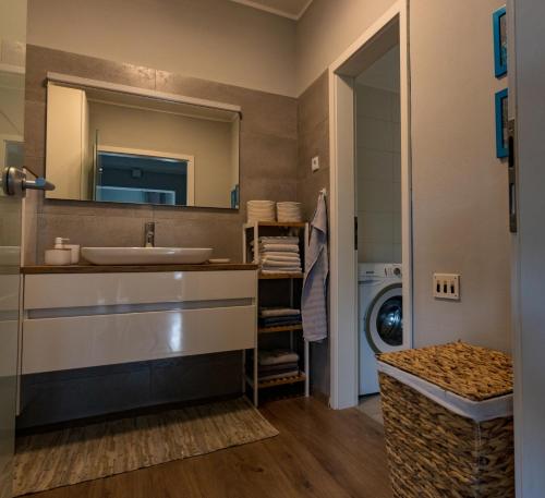 Kúpeľňa v ubytovaní Modern and Elegant Apartment in a Quiet Part of Pula