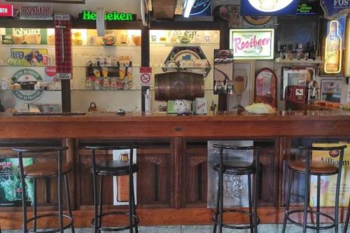 a bar with bar stools in a restaurant at Moulin des Prés - 15 couchages - 1h15 des Jeux Olympiques PARIS 2024 in Croissy-sur-Celle
