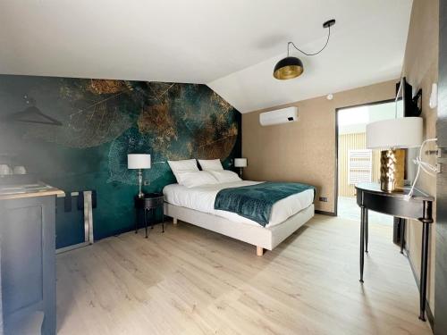 ein Schlafzimmer mit einem Bett und einem Wandgemälde in der Unterkunft Le240b #3 in Saint-Mard