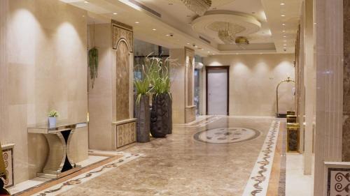einen großen Flur mit einer Lobby mit einem großen Zimmer mit Lobby in der Unterkunft Tu Jardin Al Marwa- توجاردن المروه in Dschidda