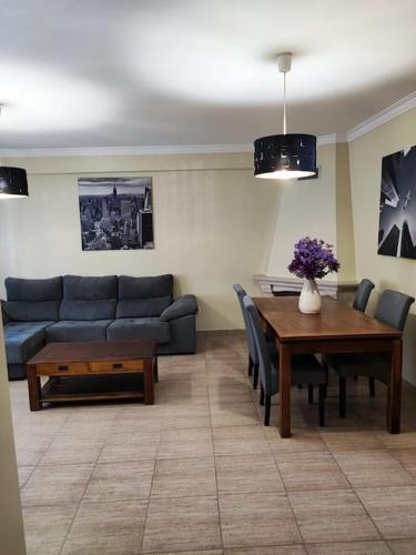 a living room with a couch and a table at Apartamento acolhedor Oeiras in Barcarena
