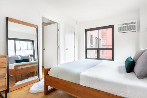 Кровать или кровати в номере Midtown E 1BR w WD Doorman nr Central Park NYC-534