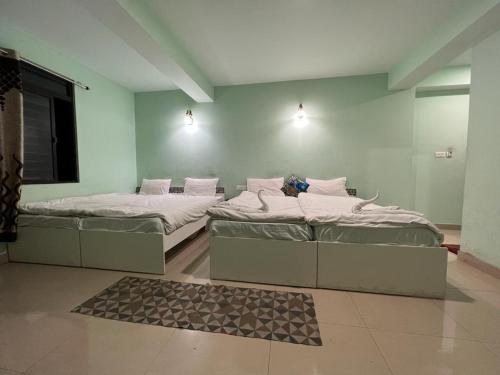 Hotel BJ في جانجتوك: سريرين يجلسون في غرفة مع