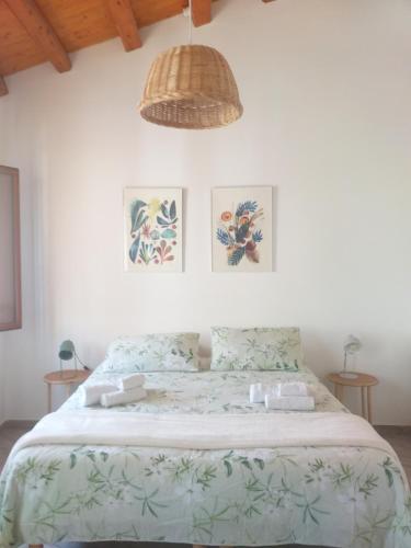 una camera con un grande letto di Enzo'S Suite a Palermo