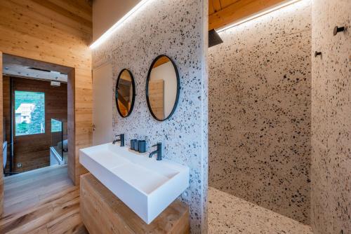 ein Badezimmer mit einem weißen Waschbecken und 2 Spiegeln in der Unterkunft Chalet Orezza in La Salle Les Alpes
