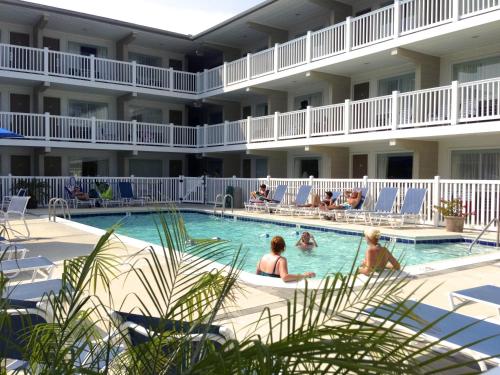 um grupo de pessoas na piscina de um hotel em Oceanus Motel - Rehoboth Beach em Rehoboth Beach