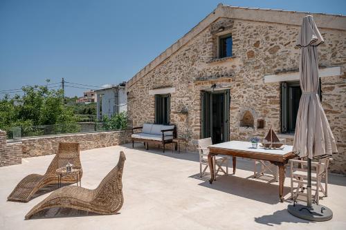 Το κτήριο όπου στεγάζεται  το ξενοδοχείο διαμερισμάτων