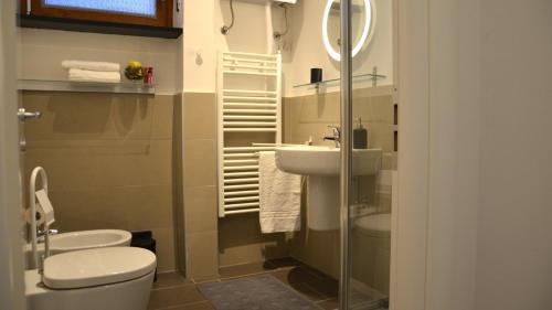 ein Bad mit einem WC und einem Waschbecken in der Unterkunft YesHouse in Turin