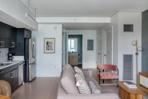 Pioneer Square studio w lounge gym nr bay SEA-587_3