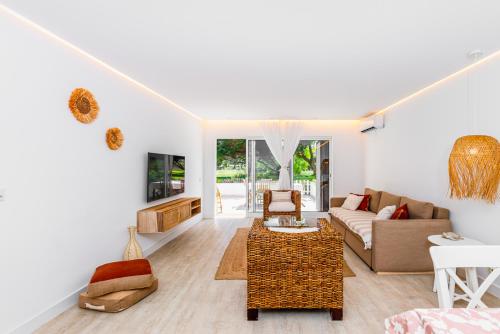uma sala de estar com um sofá e uma mesa em Soltroia lake Dream house em Tróia
