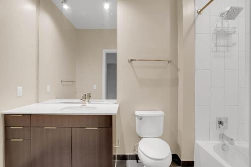 ein Badezimmer mit einem WC, einem Waschbecken und einer Badewanne in der Unterkunft Shaw 1BR w Gym WD Rooftop nr U St bars WDC-560 in Washington
