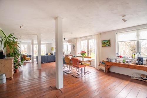 Idyllic Farmhouse في Landsmeer: غرفة معيشة مع طاولة وغرفة طعام