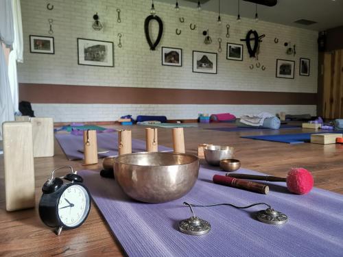 a gym with a bowl and a clock on a table at Jasminowe Wzgorze in Wilkanów