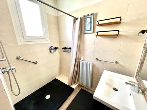 une salle de bain avec une baignoire, un lavabo et une douche dans l'établissement Appartement avec magnifique vue mer, à Ajaccio