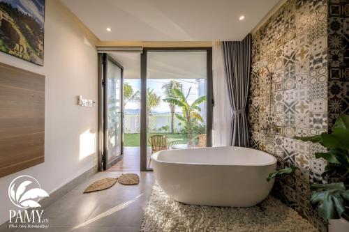 uma casa de banho com uma grande banheira no canto de um quarto em PAMY Homestay Phú Yên em Phu Yen