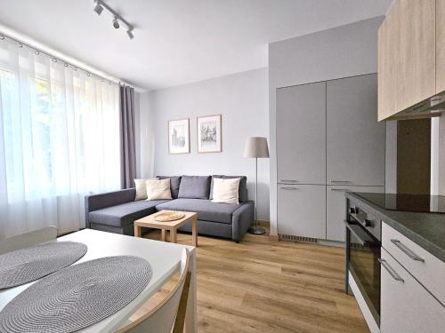 克拉科夫的住宿－Apartament 1A，客厅配有沙发和桌子