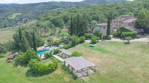 vista aerea su una casa e una piscina di Il Casello Country House a Greve in Chianti