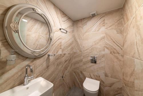 阿基歐斯尼古拉斯的住宿－Serenita apartment 1，浴室设有水槽和墙上的镜子