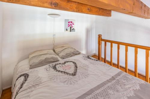 - une chambre avec un lit et un oreiller pour le cœur dans l'établissement La Sandune, à Marseillan
