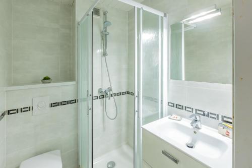 une salle de bain avec une douche, des toilettes et un lavabo dans l'établissement La Sandune, à Marseillan