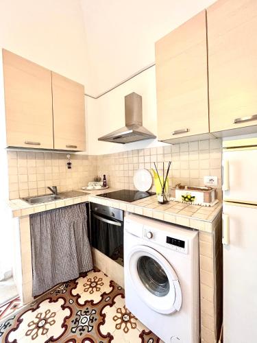 a kitchen with a washing machine in a kitchen at DIMORA ELIVA in Monopoli