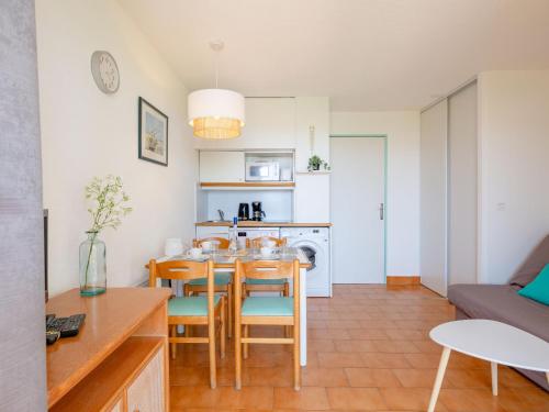 - une cuisine et une salle à manger avec une table et des chaises dans l'établissement Apartment Les Coteaux de la Nartelle-22 by Interhome, à Sainte-Maxime