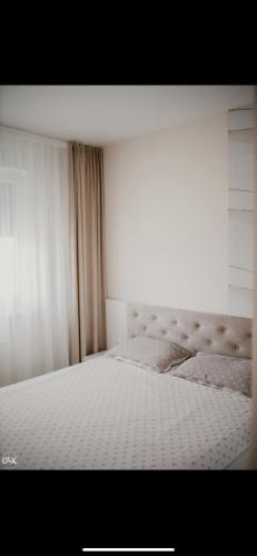 um quarto com uma grande cama branca num quarto em Luxury Apartment em Lukavac
