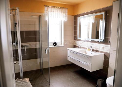 a bathroom with a sink and a shower at Ferienhaus im Gurkengässchen in Lübbenau