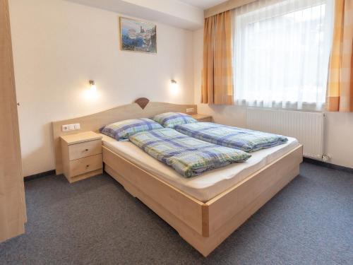 sypialnia z łóżkiem i oknem w obiekcie Apartment Al Vietta-1 by Interhome w mieście Kappl
