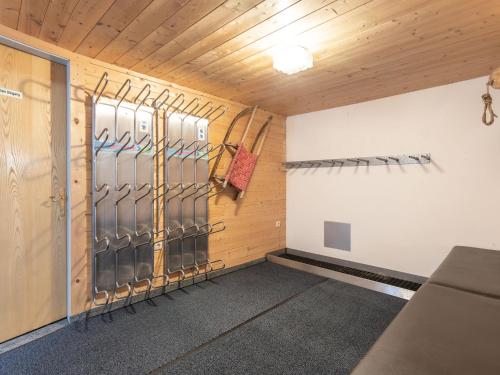 Pokój z wieszakami na narty na ścianie w obiekcie Apartment Al Vietta-1 by Interhome w mieście Kappl