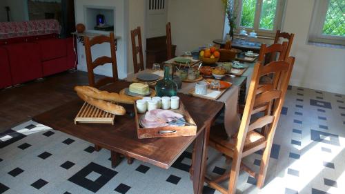 - une table en bois avec de la nourriture dans la cuisine dans l'établissement Au Bois de la Grave, à Luzech