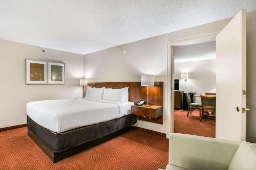 a hotel room with a large bed and a desk at Clarion Hotel BWI Airport Arundel Mills in Hanover