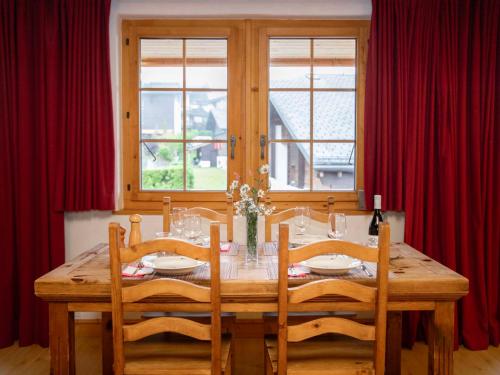 Apartment Daphné A 32 by Interhome في فيلار سور أولون: طاولة طعام مع كرسيين ونافذة