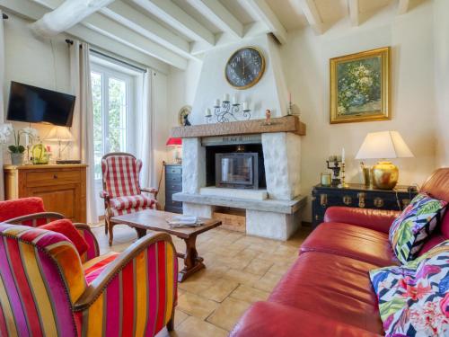 un salon avec un canapé et une cheminée dans l'établissement Holiday Home Poumeyrette by Interhome, à Naujac-sur-Mer