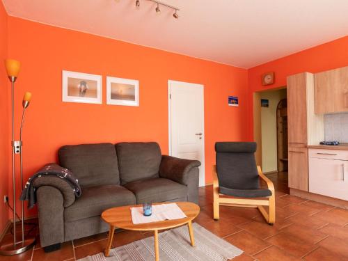 een woonkamer met een bank en 2 stoelen bij Apartment Am Strom-3 by Interhome in Ummanz