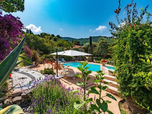 un complexe avec une piscine et des fleurs dans l'établissement Holiday Home Campestra by Interhome, à Coti-Chiavari