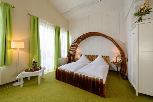 Postel nebo postele na pokoji v ubytování Hotel Wellness Goldenes Fass Meißen