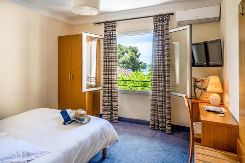 Postel nebo postele na pokoji v ubytování Hotel Le Provencal LogisHotels