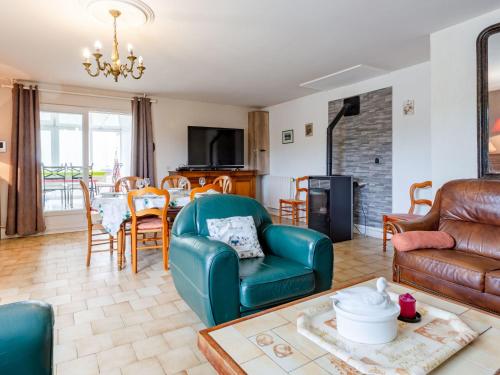 ein Wohnzimmer mit einem Sofa und einem Tisch in der Unterkunft Holiday Home Le Saint Vigor - BAX400 by Interhome in Saint-Vigor-le-Grand