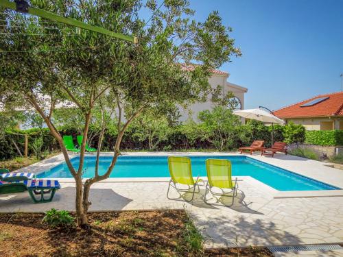 Bazén v ubytování Apartment Katarina 3 by Interhome nebo v jeho okolí