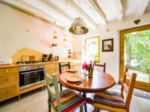 - une cuisine avec une table et des chaises en bois dans la chambre dans l'établissement Holiday Home Au Soleil Joyeux - CTU201 by Interhome, à Chissay-en-Touraine
