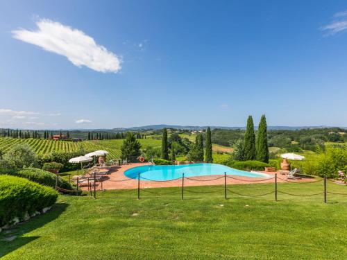 uma piscina no meio de um campo de relva em Holiday Home Casa Mori by Interhome em Vico dʼElsa