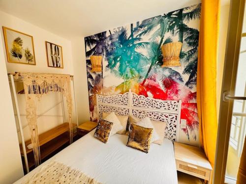 - une chambre avec un lit blanc et un mur coloré dans l'établissement Les Appartements de Nana 4 - Studio hypercentre, Rue Meynadier, Palais & Plage, clim, wifi, à Cannes