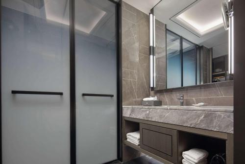 een badkamer met een wastafel en een spiegel bij Wyndham Garden Lanzhou West Railway Station in Lanzhou