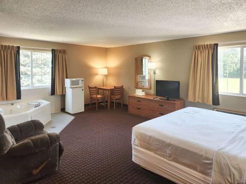 a hotel room with a bed and a bathroom at Eagle Ridge Inn in Le Claire