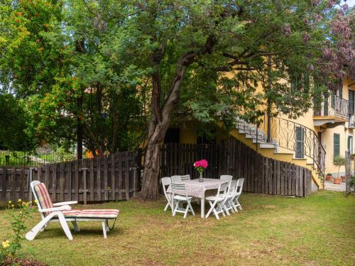 ポルト・ヴァルトラヴァーリアにあるApartment Ca del Bernardi by Interhomeの木の植えられた庭のテーブルと椅子
